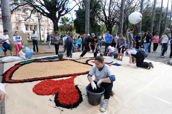 Produção do tapete de serragem pelos alunos da Faop