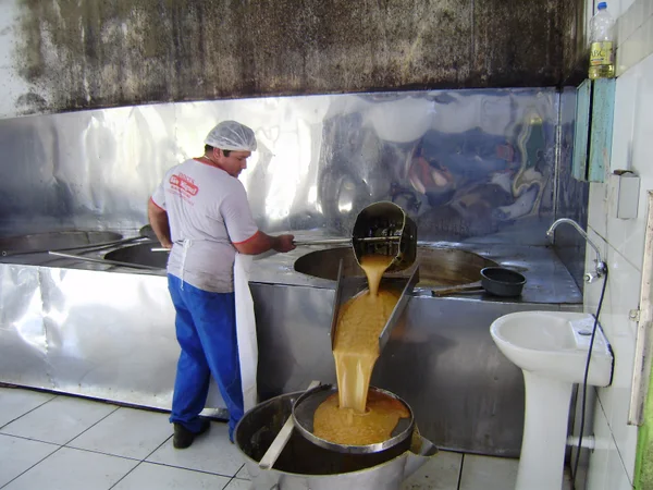 As 19 unidades de processamento produzem por mês 95.556 unidades ou 2.171 caixas do produto