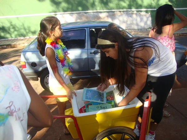 Projeto ‘Leitura de graça na praça’ em Unaí