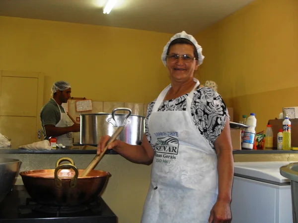 Dona Maria Salete, 56 anos, frequentou as aulas no CVT e aprendeu como produzir e armazenar os produtos e derivados do leite de forma correta