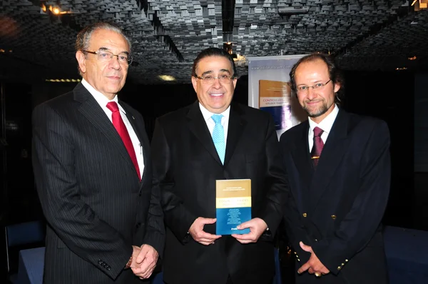 O livro trata de temas jurídicos contemporâneos, relativos à área de controle da administração pública