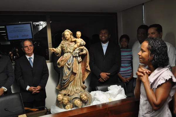 Fernando Viana Cabral, padre Alexandre e os fiéis receberam a imagem, roubada há quase 31 anos