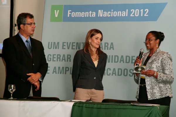 Renata Vilhena entregou o cd ontendo a base de dados do catálogo de bens e serviços do Governo de Minas