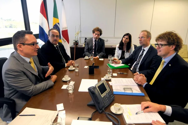 Gustavo Magalhães e Evaldo Vilela durante encontro com a delegação holandesa