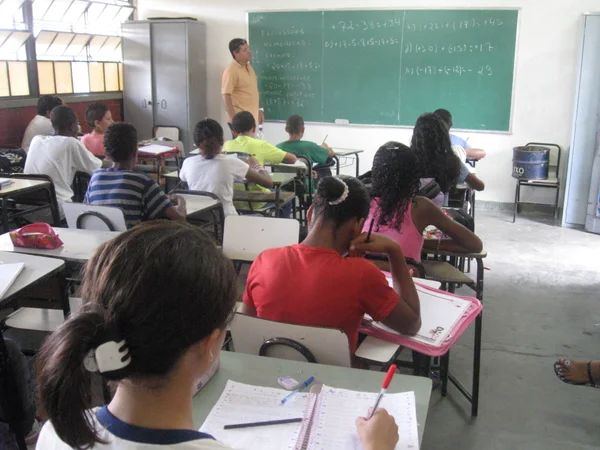 Cerca de 50 professores realizaram o exame para a pesquisa internacional