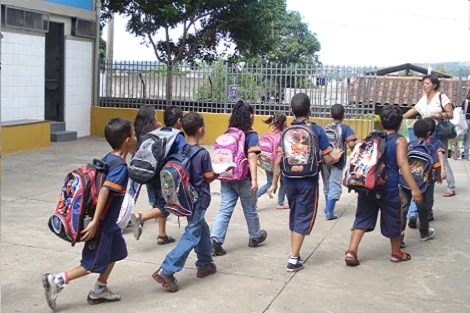 Aqueles alunos que já fazem parte da rede pública e vão permanecer na mesma escola no próximo ano não participam desse procedimento