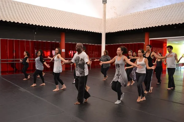 Em oficina de dança realizada no Plug Minas, alunos desenvolvem novas formas de expressão