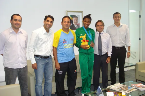 A atleta esteve na Cidade Administrativa e foi recebida pelo secretário de Estado de Esportes e da Juventude, Eros Biondini (2º à esq.), e equipe da SEEJ