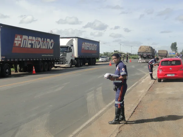 As blitze estão sendo realizadas nas entradas e nas rodoviárias de várias cidades com histórico de Carnaval de rua
