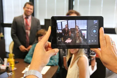 A entrega dos tablets pela empresa à Secretaria de Estado de Educação começa no mês de março
