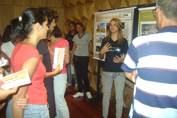 Na escola estadual Carlos Drummond de Andrade, alunos participam de atividade do programa Reinventando o Ensino Médio