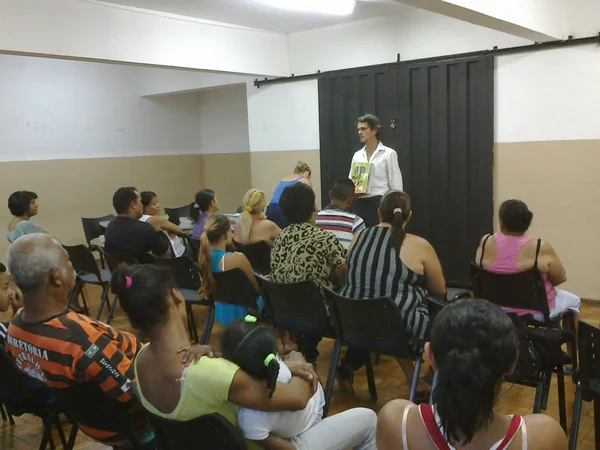 O trabalho de conscientização dos alunos para a preservação do acervo didático é feito nas e