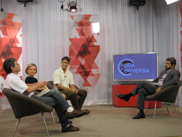 Professores convidados e o jornalista Marcílio Lana durante gravação do Roda de Conversa
