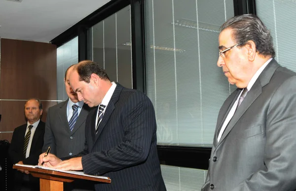 André Merlo assinou a sua posse ao lado do vice-governador Alberto Pinto Coelho 