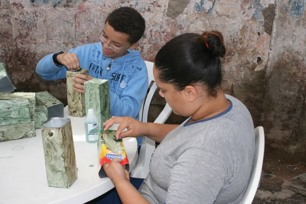 Foi realizada uma oficina de reciclagem de caixas de leite durante a ação