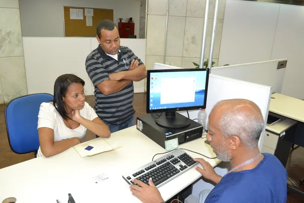 Naiara Tamires e o pai, Edvaldo Soares, durante atendimento em unidade do Sine