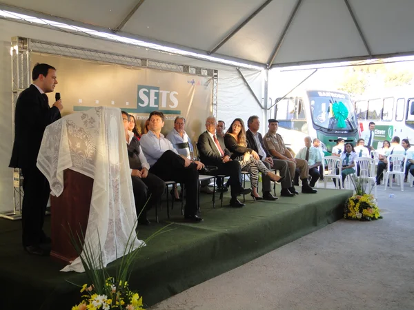 Francisco Tavares durante pronunciamento na solenidade de entrega dos micro-ônibus