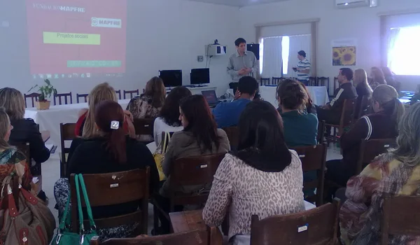 Iniciativa irá beneficiar cerca de dois mil alunos do ensino médio