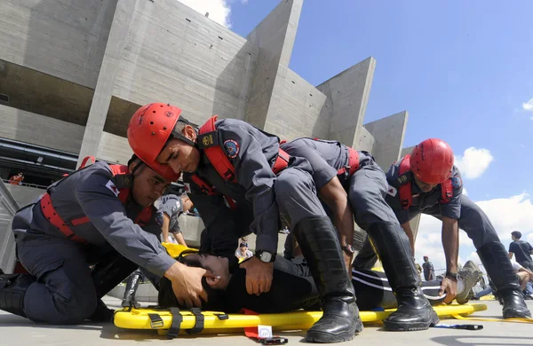 Bombeiros socorrem vítima no Mineirão durante simulado