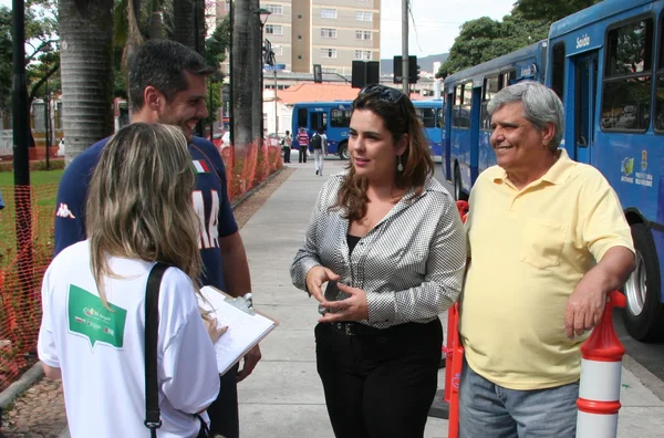 Ouvidora-geral adjunta, Mônica Coelho, atende torcedores no Terminal Praça Floriano Peixoto