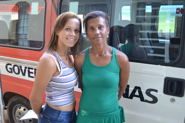 Joana Darc Senhorinha dos Reis e dona Márcia Senhorinha dos Reis comemoram resultado do Mutirão da Cidadania