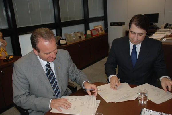 Secretário Bilac Pinto e o prefeito de Lavras, Marcos Cherem, durante assinatura do Termo