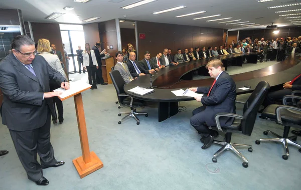 Governador em exercício assinou convênio com 45 cidades mineiras em solenidade no Palácio Tiradentes
