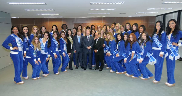 Antonio Anastasia recebeu jovens de várias regiões do país candidatas ao Miss Terra Brasil 2013