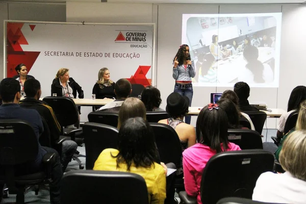Danielle foi uma das estudantes que apresentaram relato de experiência durante reunião na Cidade Administrativa