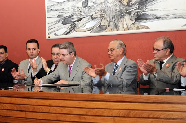 Antonio Anastasia esteve em Nova Lima e assinou a ordem de início para obras de asfaltamento da MG-437