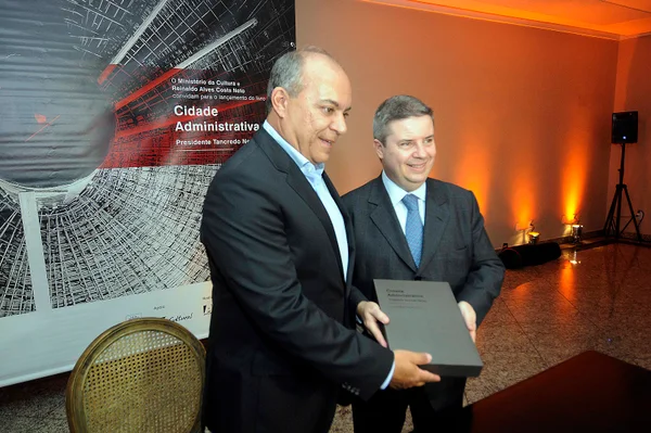 O governador Antonio Anastasia e o engenheiro Reinaldo Alves Costa Neto no lançamento do livro