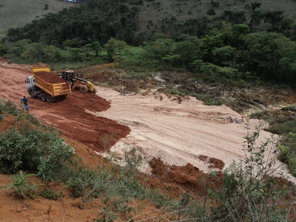 Os serviços de terraplenagem e de drenagem do novo acesso ao aeroporto estão avançados
