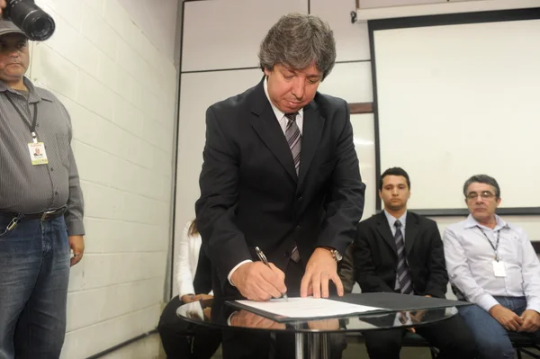 Antônio Jorge assinou convênios com a unidade de saúde para compra de equipamentos e materiais