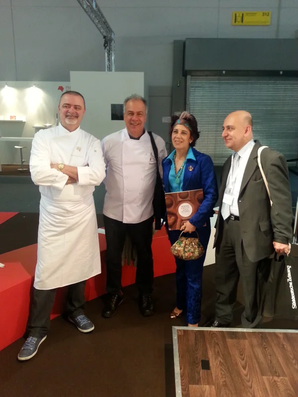Secretária Maria Coeli, entre chefs de cozinha de Minas, durante a Feira de Frankfurt