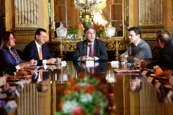 Governador Fernando Pimentel e ministro das Cidades, Gilberto Kassab, e suas equipes, em reunião no Palácio da Liberdade