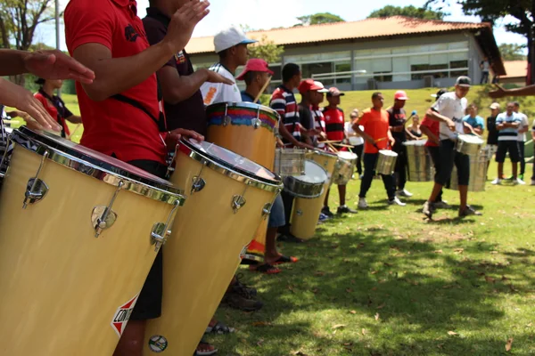 Adolescentes promoveram apresentações de artes visuais, teatro, música e artes plásticas