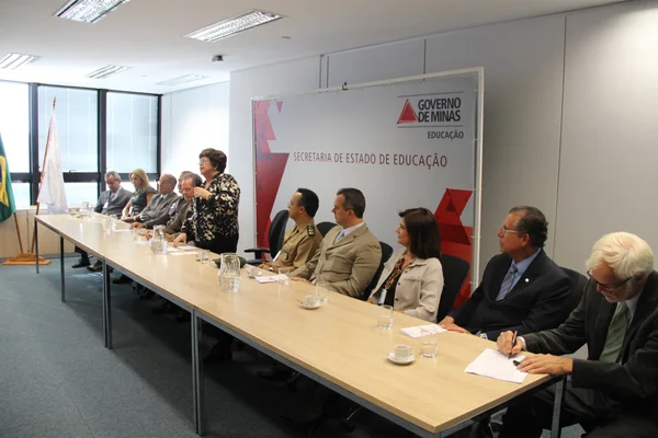 Parceiros que trabalham juntos no evento se reuniram na cerimônia de abertura na Secretaria de Educação