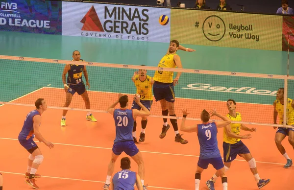 Pé quente, a torcida jovem acompanhou a vitória do Brasil contra a Sérvia, por três sets a dois