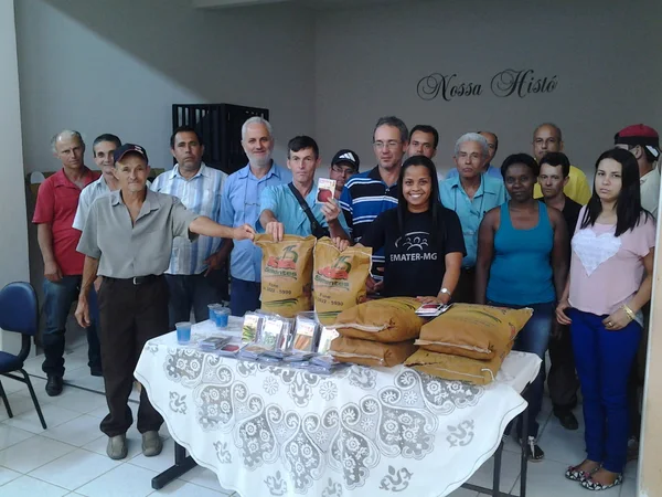 Foram entregues kits com sementes de quiabo, cenoura, beterraba, alface, repolho e abóbora
