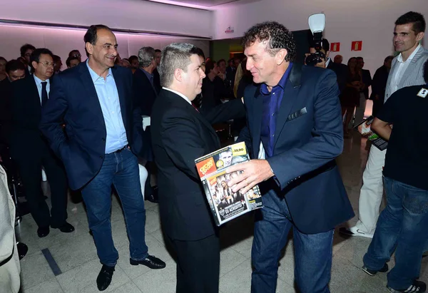Governador Antonio Anastasia cumprimenta Cuca, técnico do Atlético, durante solenidade de lançamento realizada nesta terça-feira, em Belo Horizonte