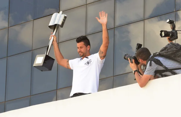 O goleiro Fábio recebeu, em nome da equipe, uma placa em homenagem à conquista do Cruzeiro