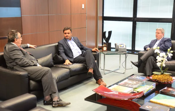 Governador Antonio Anastasia, acompanhado do vice-governador Alberto Pinto Coelho, apresentou a Aécio Neves investimentos do Estado em diversas áreas