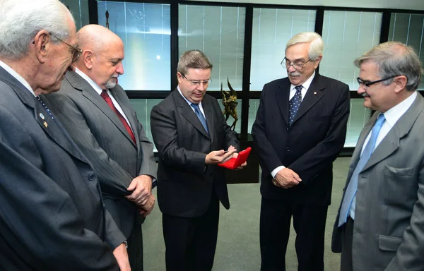 Governador recebeu a medalha no Palácio Tiradentes