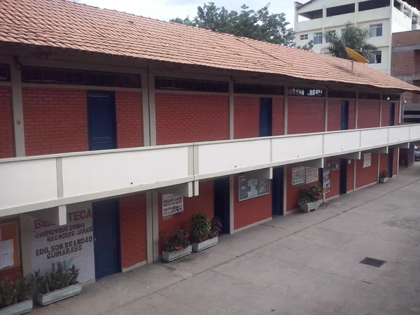 Na Escola Estadual José Gorutuba, comunidade e equipe se juntaram para limpar e pintar