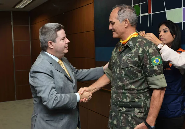 Na ocasião, Anastasia condecorou o general Magalhães com a Medalha de Mérito da Defesa Civil