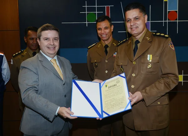 O governador Antonio Anastasia e o coronel PM Luis Carlos Dias Martins durante a solenidade