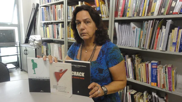 A diretora do CMT, Raquel Martins, com publicações que mostram essa linha do centro em buscar ser sempre referência em ensino e pesquisa