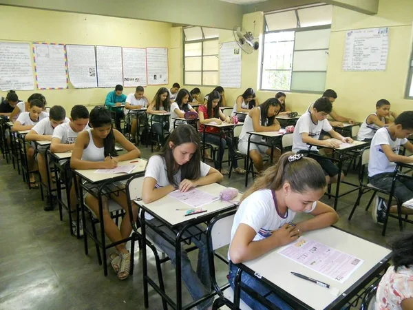 Professores da Escola Estadual Professor José Américo Barbosa também se preocupam com a atenção e comportamento dos alunos durante as provas