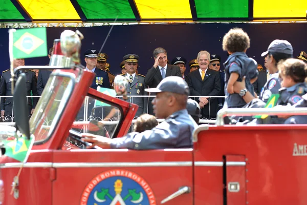 O governador em desfile Cívico-Militar de 7 de setembro, na Avenida Afonso Pena, região Central, em Belo Horizonte