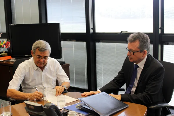 o prefeito de Betim, Carlaile Pedrosa, e à direita, o secretário de Estado de Desenvolvimento Econômico, Altamir Rôso